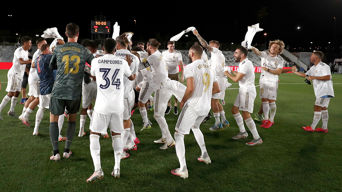 realmadrid's tweet photo. 📸🏆😃 ¡Algunas de las mejores fotos de la celebración!
👏 ¡ENHORABUENA CAMPEONES! 👏
#34Ligas | #RealFootball https://t.co/wSJuPl3Cxp