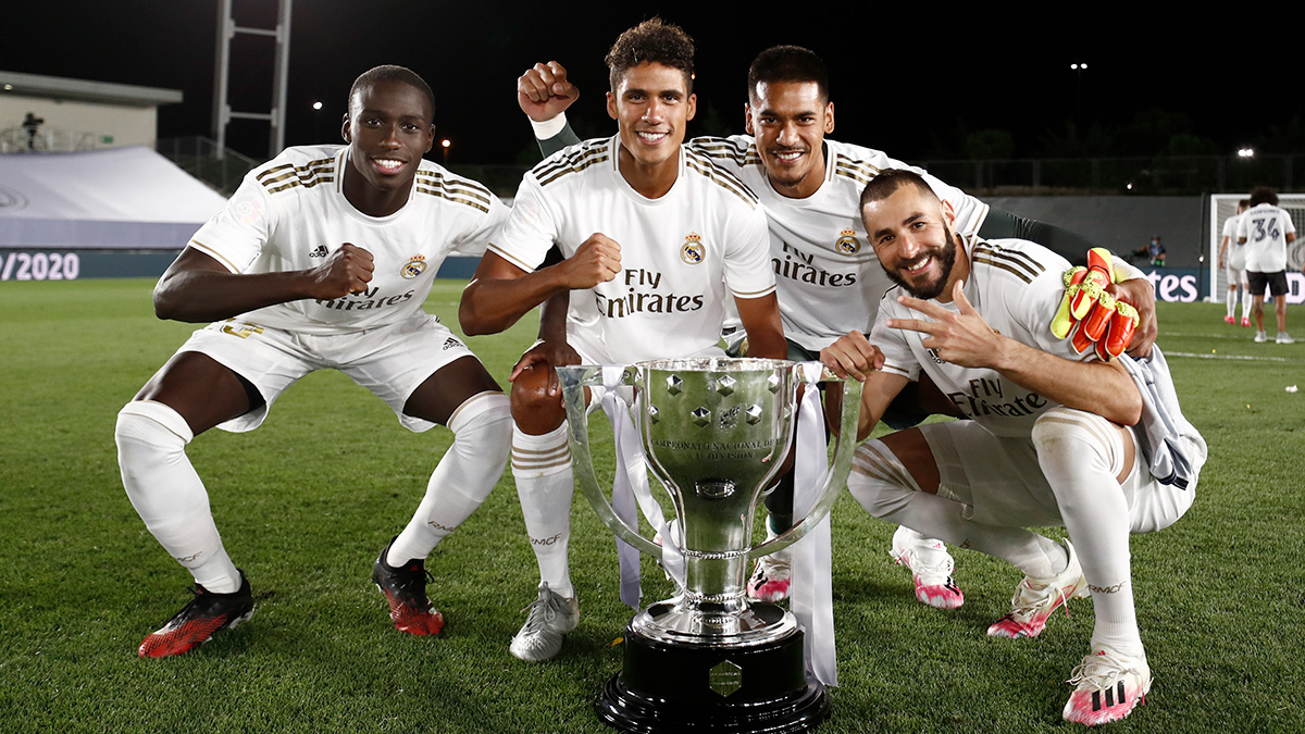 realmadrid's tweet photo. 📸🏆😃 ¡Algunas de las mejores fotos de la celebración!
👏 ¡ENHORABUENA CAMPEONES! 👏
#34Ligas | #RealFootball https://t.co/wSJuPl3Cxp