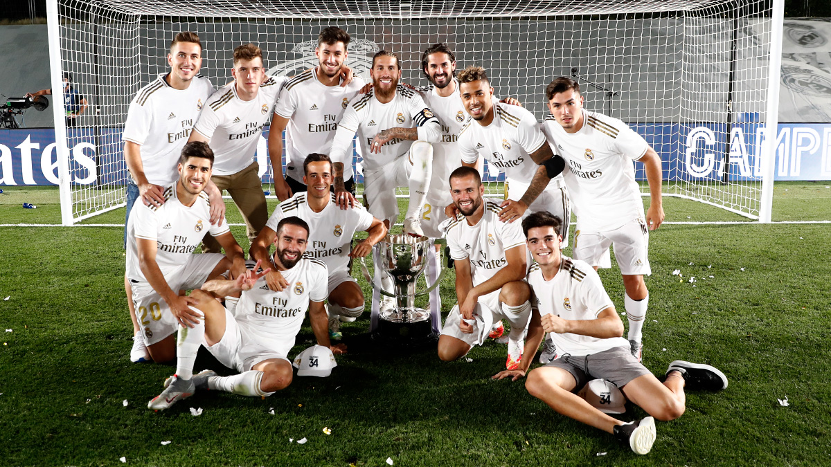 realmadrid's tweet photo. 📸🏆😃 ¡Algunas de las mejores fotos de la celebración!
👏 ¡ENHORABUENA CAMPEONES! 👏
#34Ligas | #RealFootball https://t.co/wSJuPl3Cxp