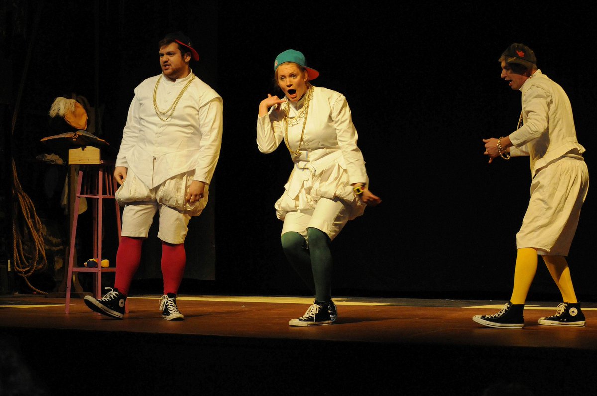 genesians's tweet photo. For #FlashbackFriday let's take a look back to the production on our stage this week in 2015, #TheCompleteWorksOfWilliamShakespeare(Abridged) by #AdamLong, #DanielSinger, and #JessWinfield after #WilliamShakespeare directed by #TomMassey! π https://t.co/WQ0eD29MgE