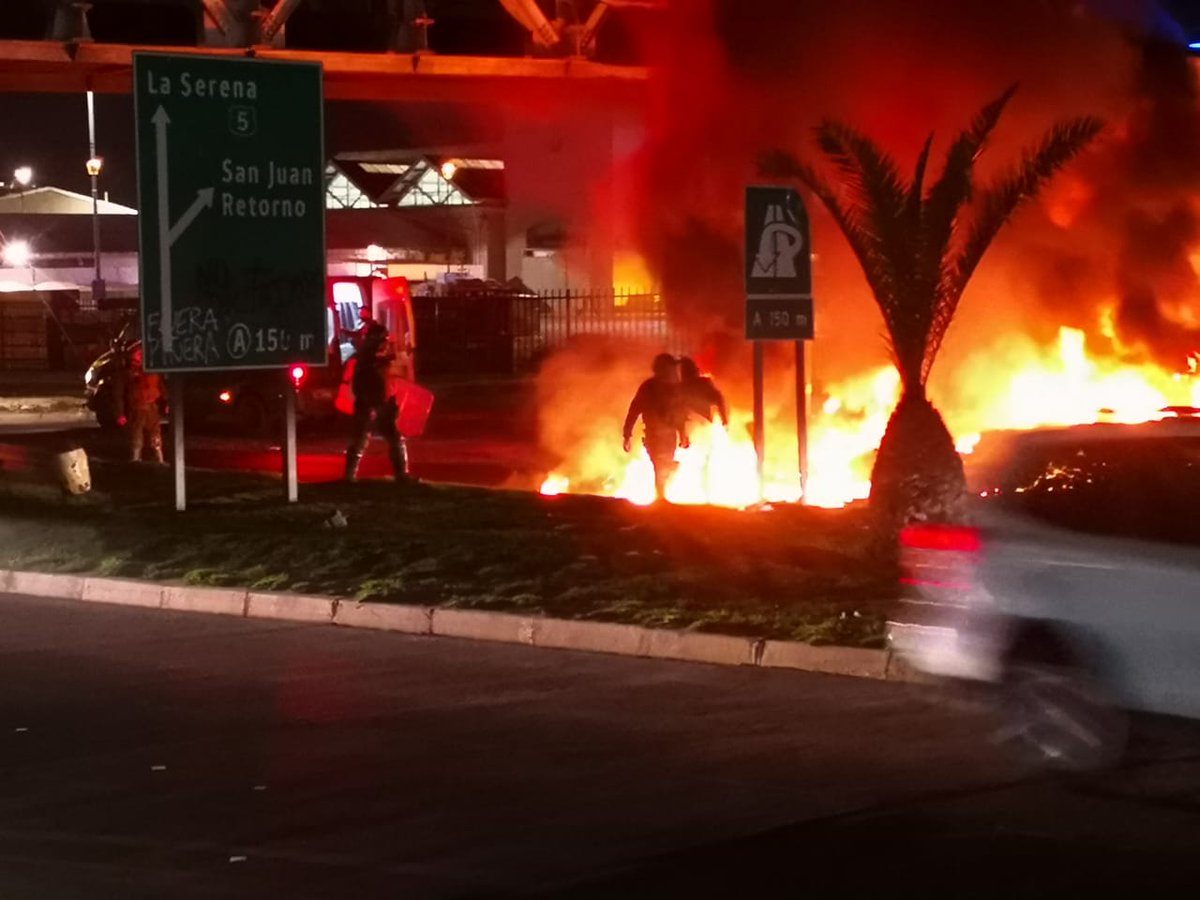 rsbchile's tweet photo. #AlertaRSB| A esta hora se registran manifestaciones en #Ruta5 a la altura del puente La Garza en el puerto de #Coquimbo además de presencia policial en plaza Las Américas. @CarlosRiescoR @patopizarrovega @ToroMaca https://t.co/LMZHPOmGVt