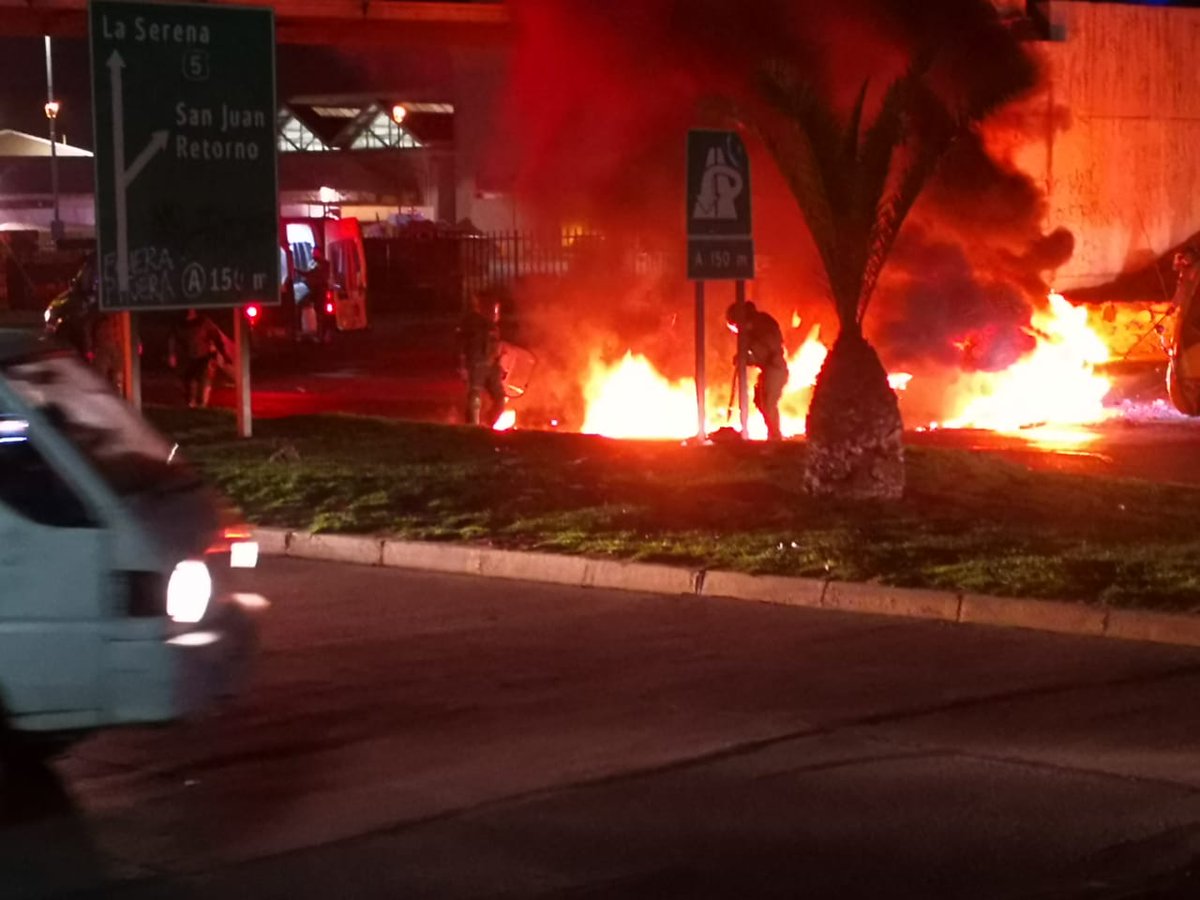 rsbchile's tweet photo. #AlertaRSB| A esta hora se registran manifestaciones en #Ruta5 a la altura del puente La Garza en el puerto de #Coquimbo además de presencia policial en plaza Las Américas. @CarlosRiescoR @patopizarrovega @ToroMaca https://t.co/LMZHPOmGVt