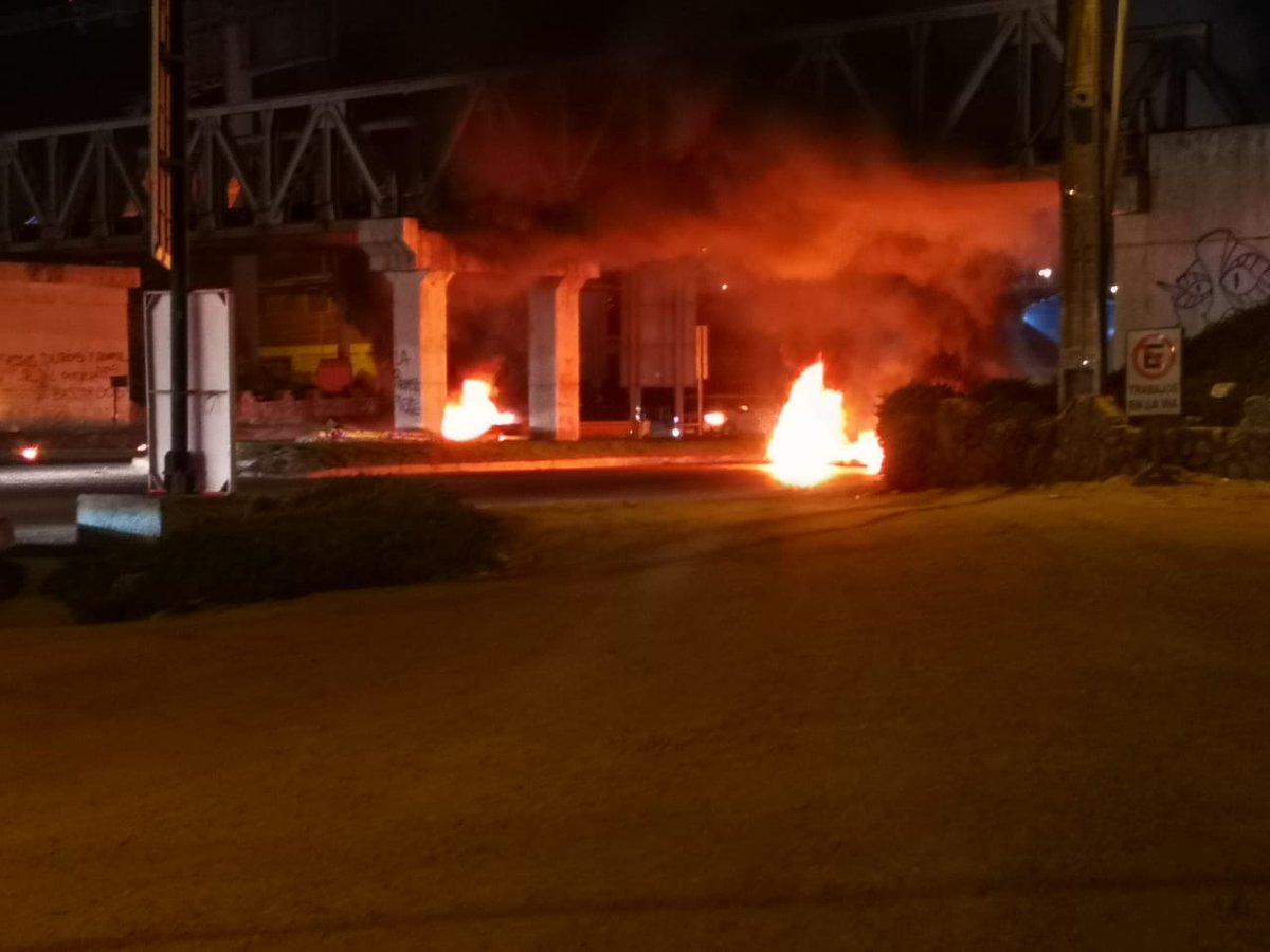 rsbchile's tweet photo. #AlertaRSB| A esta hora se registran manifestaciones en #Ruta5 a la altura del puente La Garza en el puerto de #Coquimbo además de presencia policial en plaza Las Américas. @CarlosRiescoR @patopizarrovega @ToroMaca https://t.co/LMZHPOmGVt