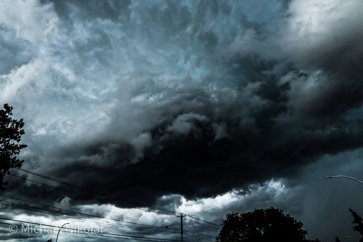 MichaelNikolai5's tweet photo. Sometimes I chase the storms.. other times it chases me!⚡🤷‍♂️😁  Taken while impending doom rolls over Edmonton tonight.

#yeg #roadtrippin #explorealberta #StormHour #abstorm #Alberta #Canon #canoncanada https://t.co/GfQ7WMIEBP