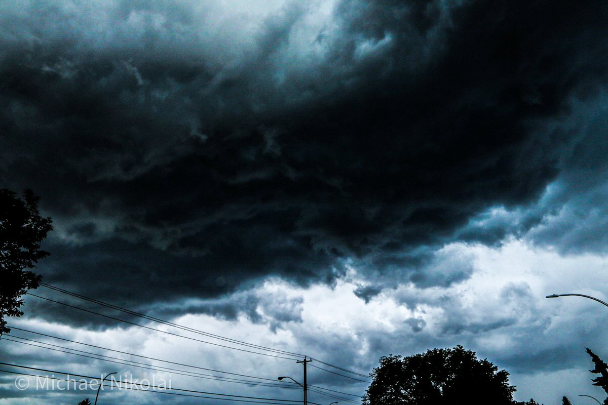 MichaelNikolai5's tweet photo. Sometimes I chase the storms.. other times it chases me!⚡🤷‍♂️😁  Taken while impending doom rolls over Edmonton tonight.

#yeg #roadtrippin #explorealberta #StormHour #abstorm #Alberta #Canon #canoncanada https://t.co/GfQ7WMIEBP