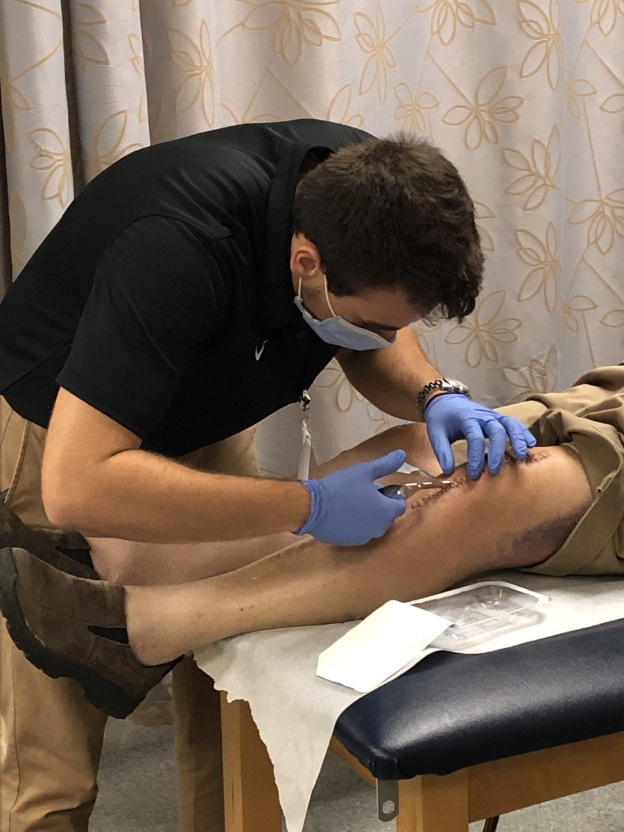Buffalo_AT's tweet photo. Checkout 2nd year Tony Laquitara removing staples from a patient who recently had a total knee replacement at a physician office during his clinical experience today! #StapleRemoval #UBuffalo #UBSPHHP https://t.co/knMe9UNwPA