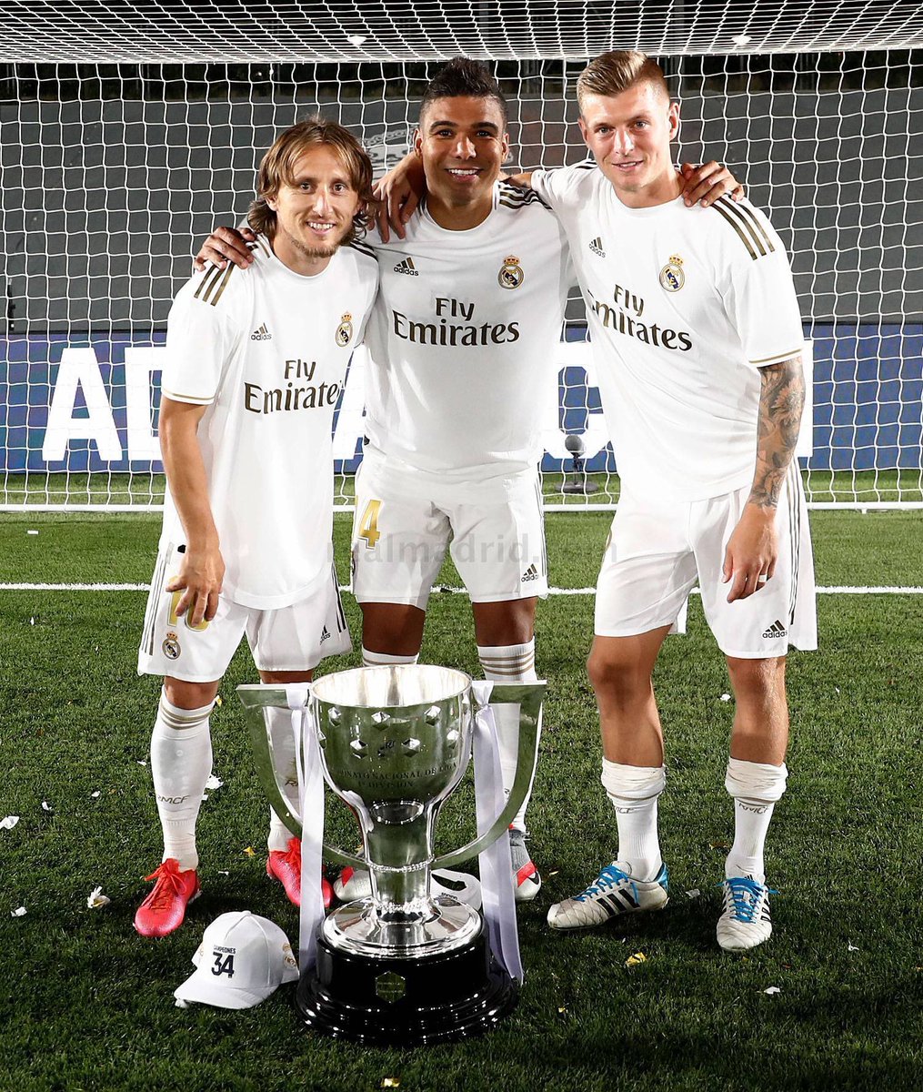 MadridSports_'s tweet photo. El mejor centro del campo del mundo. 

🧠 @ToniKroos 
🎩 @lukamodric10 
⛔️ @Casemiro https://t.co/eg2vIfL76o