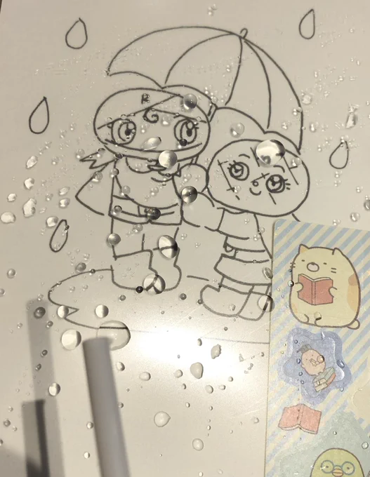 オフロスキーの真似をしてクリアファイルにイラストを入れてストローで水滴遊びをした。ストローで吹いたり繋げたり…これは楽しい☔ 