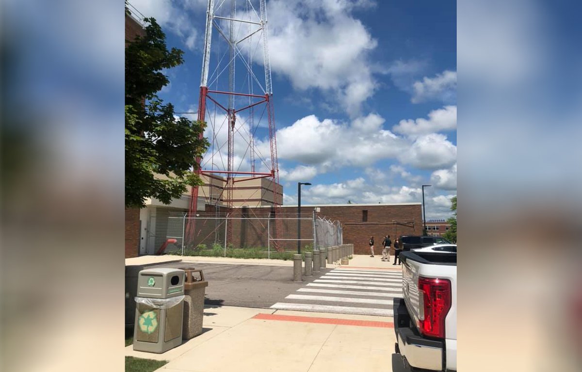 LMCScanner's tweet image. A 24-year-old man experiencing a mental health crisis was detained after trying to climb a radio tower at the McHenry County Government Center in Woodstock.
lakemchenryscanner.com/2020/07/16/man…