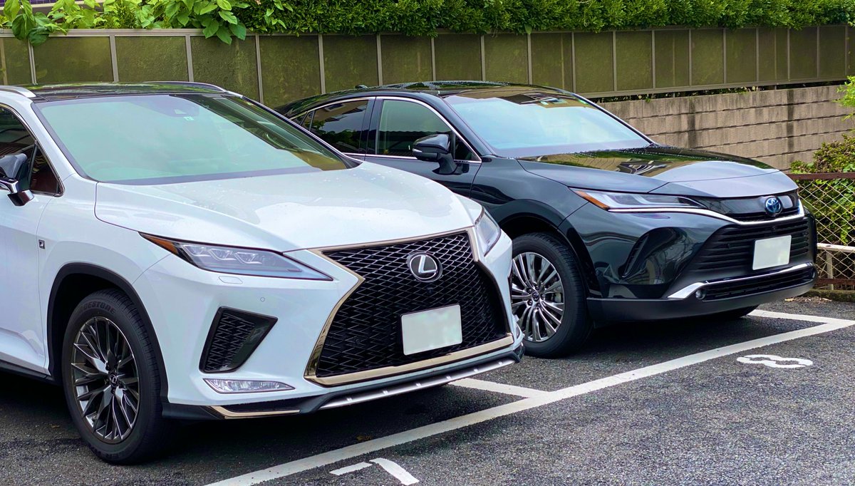 ドラヨス ワンソクtube 19万人 クルマ買う系youtuber Twitterissa レクサスrxと新型ハリアー 並べるとハリアーの方がやはり一回り小さい ていうかrxがデカイだけか 笑 白が膨張色もいうのもあると思う