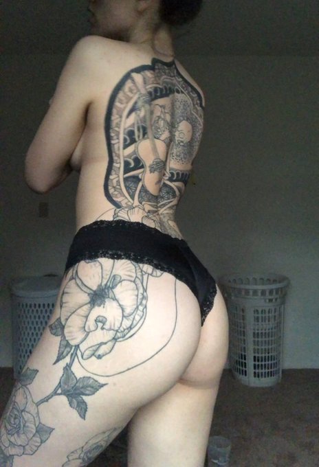 droppin the ass pic on the tl https://t.co/kpTAjWVL2C