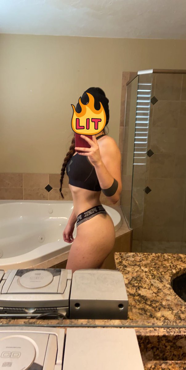 11kayry's tweet photo. These pictures are exactly a year apart. 

Down from 160 to 130!! 

Not the best companion pictures but I’m so fucking proud of myself 🥰💪🏻 https://t.co/Tf3mvKI6QL
