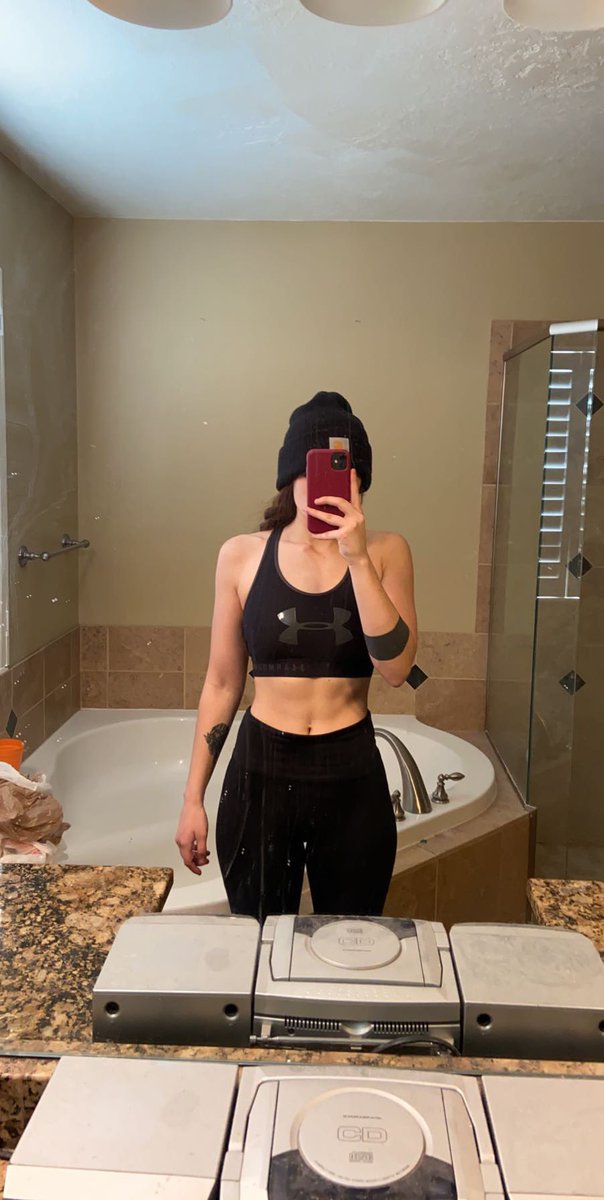 11kayry's tweet photo. These pictures are exactly a year apart. 

Down from 160 to 130!! 

Not the best companion pictures but I’m so fucking proud of myself 🥰💪🏻 https://t.co/Tf3mvKI6QL