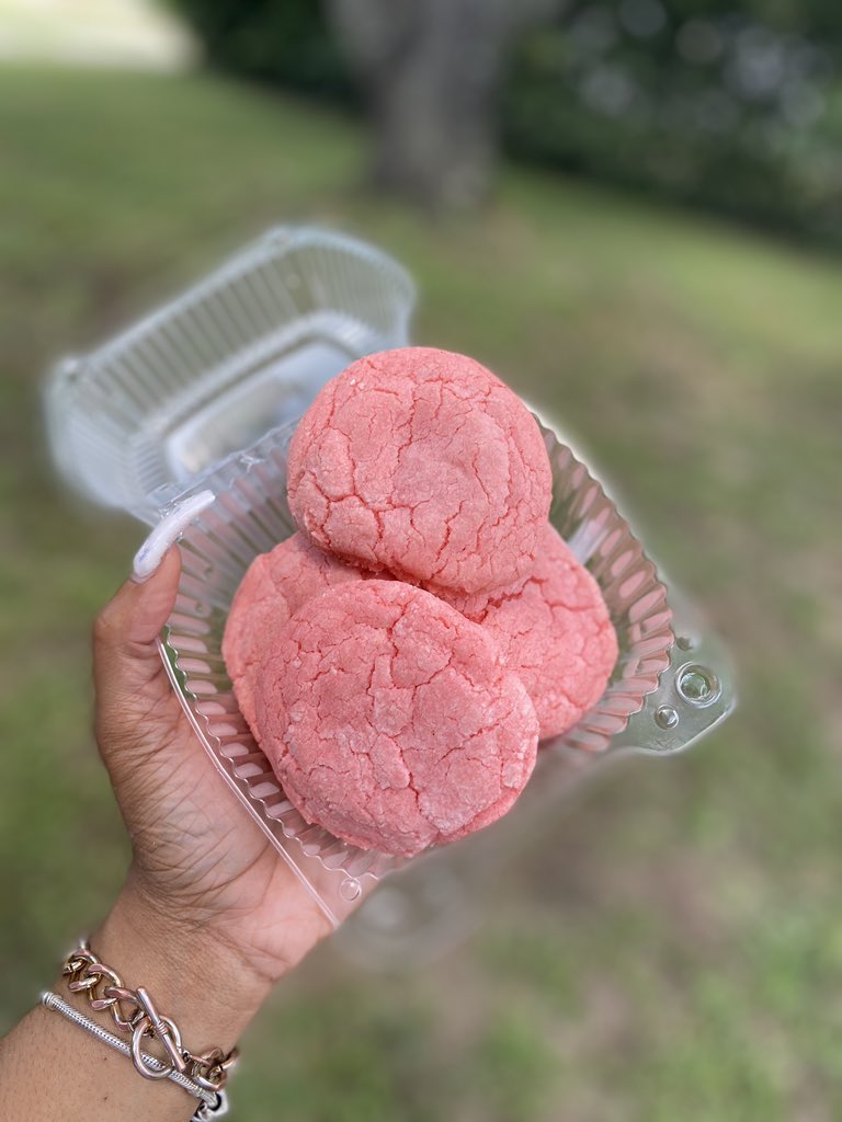 loveasia_xo's tweet photo. PLEASE LIKE AND RETWEET! I am a home based baker located in Memphis, TN. I sell 6 cookies for $10! The flavors are strawberry 🍓, lemon, cookies and cream, and red velvet. I could really use the support. 💕 https://t.co/bRZMqxZMNs