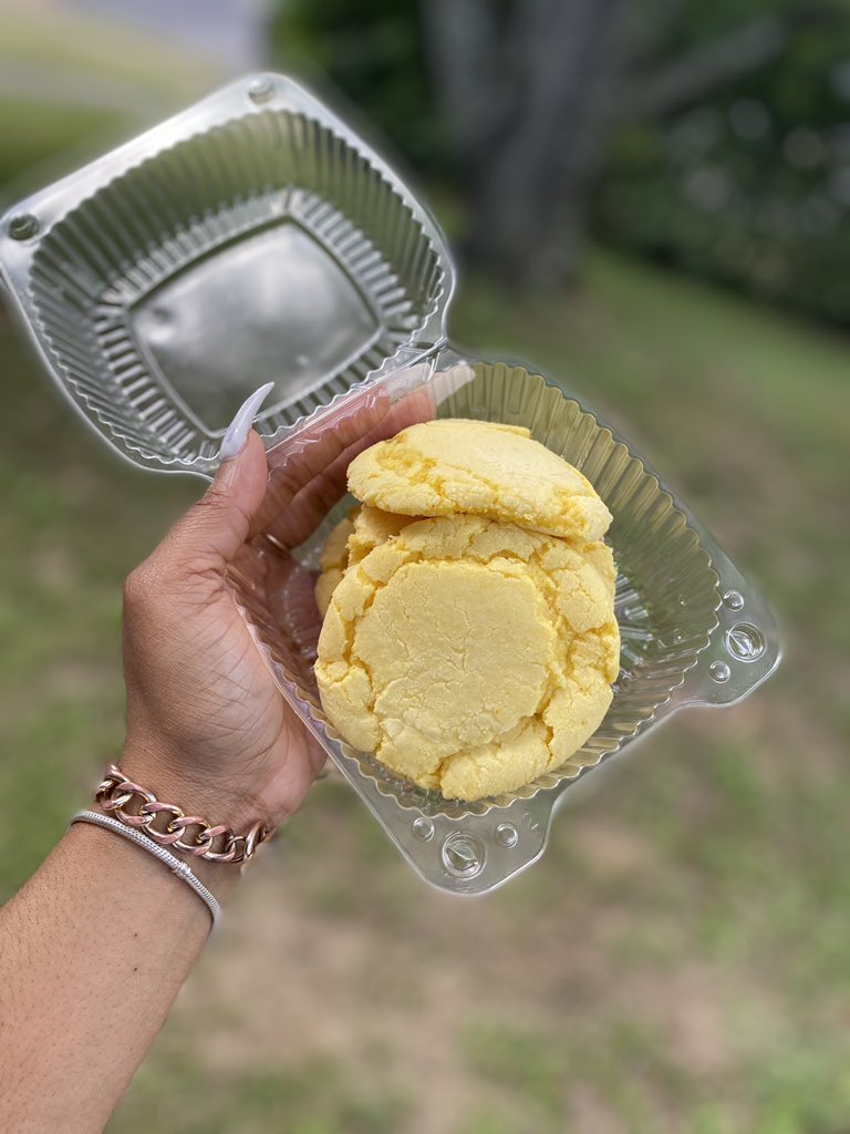 loveasia_xo's tweet photo. PLEASE LIKE AND RETWEET! I am a home based baker located in Memphis, TN. I sell 6 cookies for $10! The flavors are strawberry 🍓, lemon, cookies and cream, and red velvet. I could really use the support. 💕 https://t.co/bRZMqxZMNs