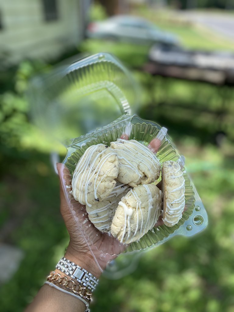 loveasia_xo's tweet photo. PLEASE LIKE AND RETWEET! I am a home based baker located in Memphis, TN. I sell 6 cookies for $10! The flavors are strawberry 🍓, lemon, cookies and cream, and red velvet. I could really use the support. 💕 https://t.co/bRZMqxZMNs