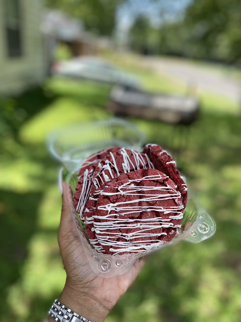 loveasia_xo's tweet photo. PLEASE LIKE AND RETWEET! I am a home based baker located in Memphis, TN. I sell 6 cookies for $10! The flavors are strawberry 🍓, lemon, cookies and cream, and red velvet. I could really use the support. 💕 https://t.co/bRZMqxZMNs
