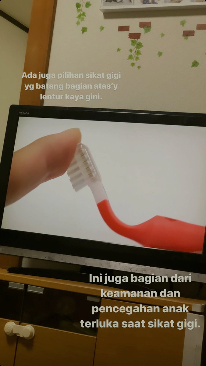 Pemilihan sikat gigi bagi anak menjadi hal penting, karena tujuannya adalah memfamiliarkan kebiasaan sikat gigi, jadi harus nyaman. Proses pembelajaran juga 2 arah, jadi anak pegang sikat gigi (variatif!) ortunya pun pegang sikat gigi khusus utk bantu bersihkan gigi+gusi anak.