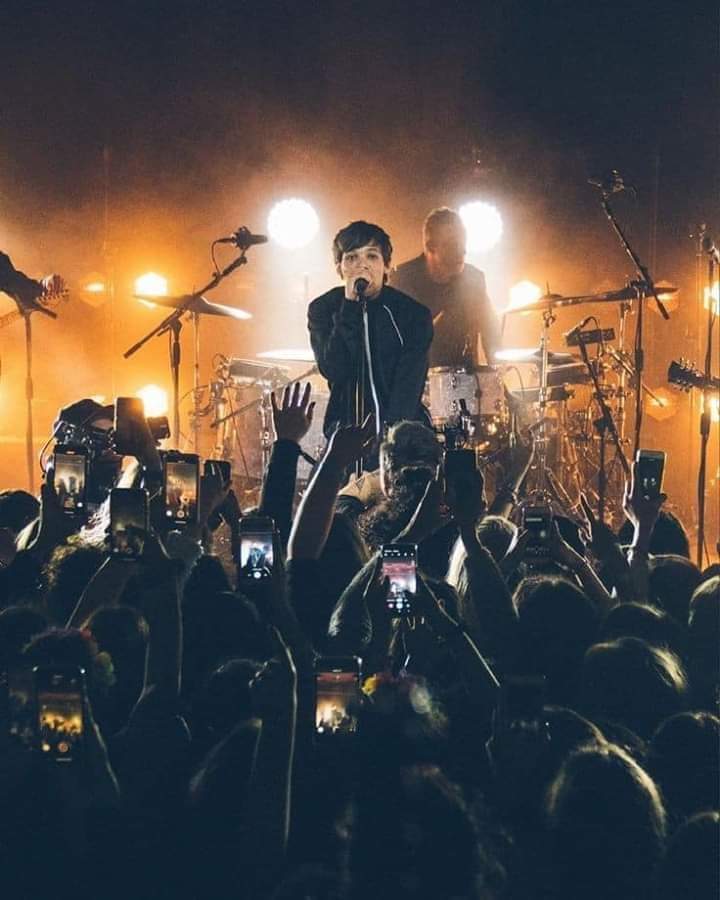 Chicas, todas queremos que Louis haga un concierto en Perú, aunque tengamos una mínima posibilidad de que venga no hay que darnos por vencidas, es mejor intentar que no hacer nada. TENEMOS QUE HACER TENDENCIA EL #PeruNeedsLT, para que se de cuenta que tiene un gran fandom aquí 🇵🇪
