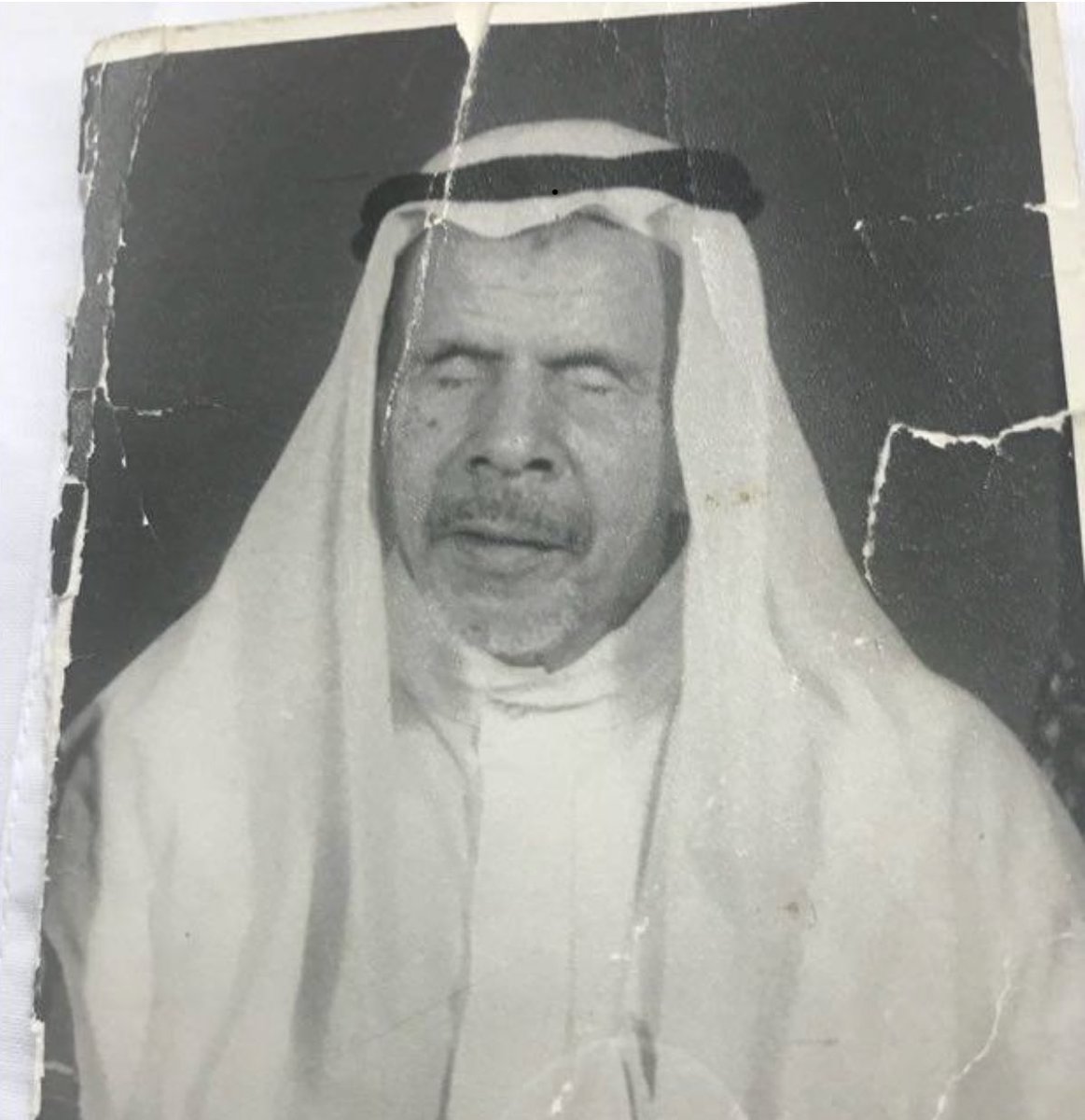 جدي الشيخ القارئ عبدالرحمن بن محمد المقرن رحمه الله

حافظا للقرآن لا يتفلت منه .. نيّر البصيرة وان كان اعمى البصر  .. راقٍ بالقران  .. ذو حلم وأناة وحكمة .. إمام للمسلمين حتى توفاه الله .. رحمه الله رحمة واسعة 

 #أهل_الأحساء