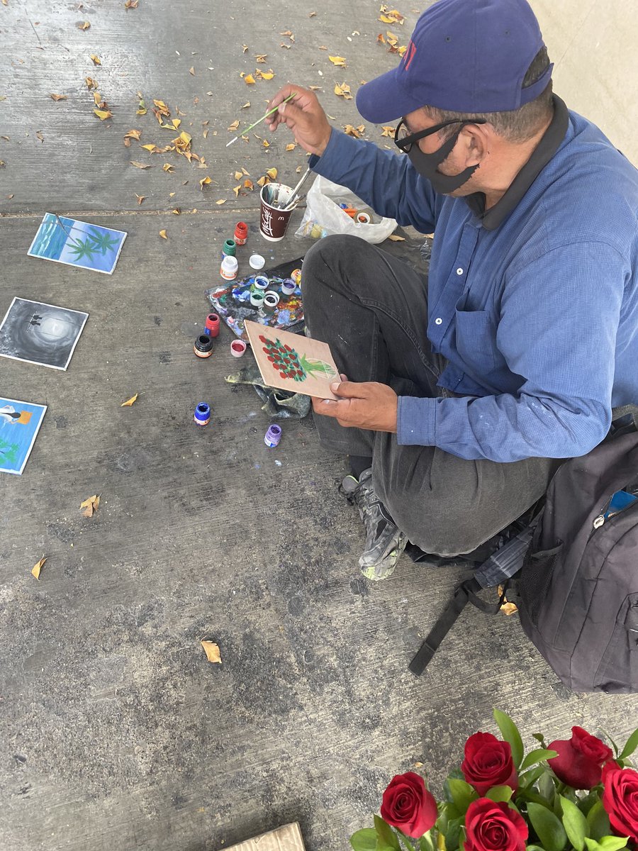 monicaballero44's tweet photo. Hola el es Piter el está en padre Mier afuera del sanbors vendiendo sus dibujos incluso dibujo mis florecitas, de verdad es un hombre lleno de sabiduría, y les juro que su arte no vale 20 pesos y le encanta platicar de la gente, denle rt le haría muy feliz llegar a más gente 🥺💖 https://t.co/fZA9Dsj0v8