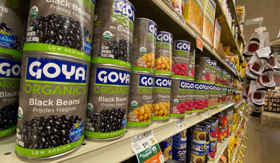 EVTVMiami's tweet photo. #EsNoticia 🇻🇪 🇺🇸 Asi agradeció el embajador @carlosvecchio la ayuda de la empresa americana "Goya Foods" que a través de su Director Ejecutivo Robert Unanue donan más de 100 toneladas de alimentos para Venezuela #NoticiasEvtv #Venezuela #EEUU #Goya #16Jul  #EvtvContigo https://t.co/BiXEduFylu