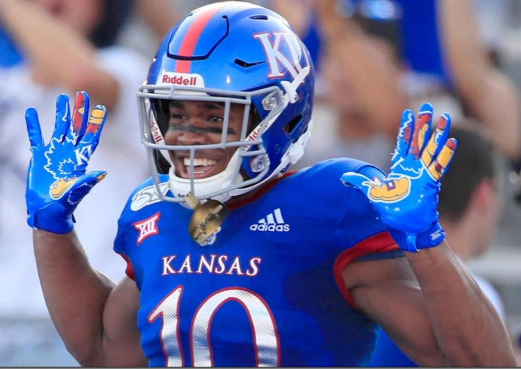 DeAndreGColeman's tweet photo. Blessed To Receive An Offer from The University of Kansas!🔵🔴 @ChadSimmons_ @RivalsJohnson @GasCrew7v7  @clintbrew247 @bartonsimmons @hytfootball @gregpatterson51 @CoachECarroll https://t.co/2TuZsjwY3l