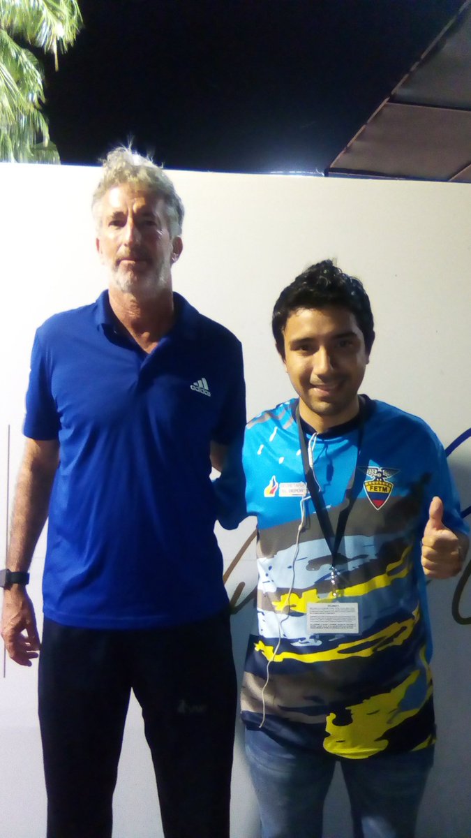 miguelvallejom's tweet photo. #Tbt 🎾🇪🇨
Foto con el capitán histórico @CopaDavis @Raul_Viver 
Hoy se cumplen 20 años de aquella gesta histórica del #Catedralazo en #Winblendon ante Inglaterra,
Los Ecuatorianos vencieron a los Británicos 3 a 2 en la serie histórica  en el inicio del nuevo milenio. 
#CopaDavis https://t.co/s1TILrXx3E