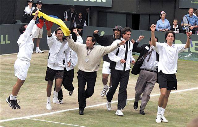 miguelvallejom's tweet photo. #Tbt 🎾🇪🇨
Foto con el capitán histórico @CopaDavis @Raul_Viver 
Hoy se cumplen 20 años de aquella gesta histórica del #Catedralazo en #Winblendon ante Inglaterra,
Los Ecuatorianos vencieron a los Británicos 3 a 2 en la serie histórica  en el inicio del nuevo milenio. 
#CopaDavis https://t.co/s1TILrXx3E