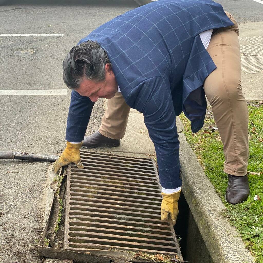 JohnGDryden's tweet photo. Saving your son’s #appleairpods that he dropped down the drain on the way to school! #thethingswedo #foggymorning #johngdryden #globaldata #verdictmedia #dmgsocial #deepdiveanalytics #mjbale #rmwilliamsboots #countryroadman #sbgloves https://t.co/GJhG3Wmgbw