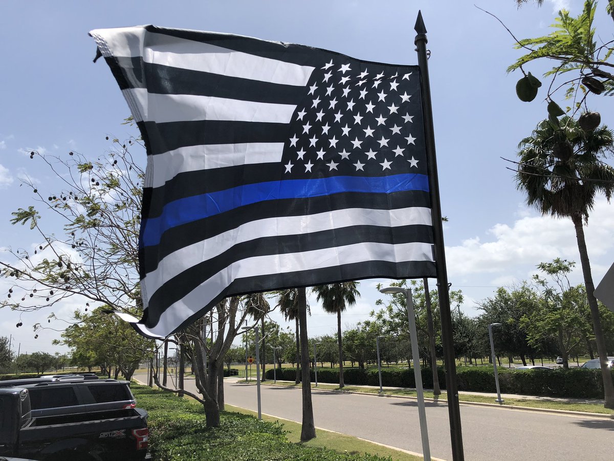 SydneyHdzTV's tweet photo. Today, two McAllen Police Officers were laid to rest. Our hearts are heavy throughout the RGV, but we will always remember Officer Garza and Officer Chavez. The community and law enforcement came to remember their brothers in blue. #McAllenStrong Photos: Gage Divin @Mr12G https://t.co/kZLSaqylg1