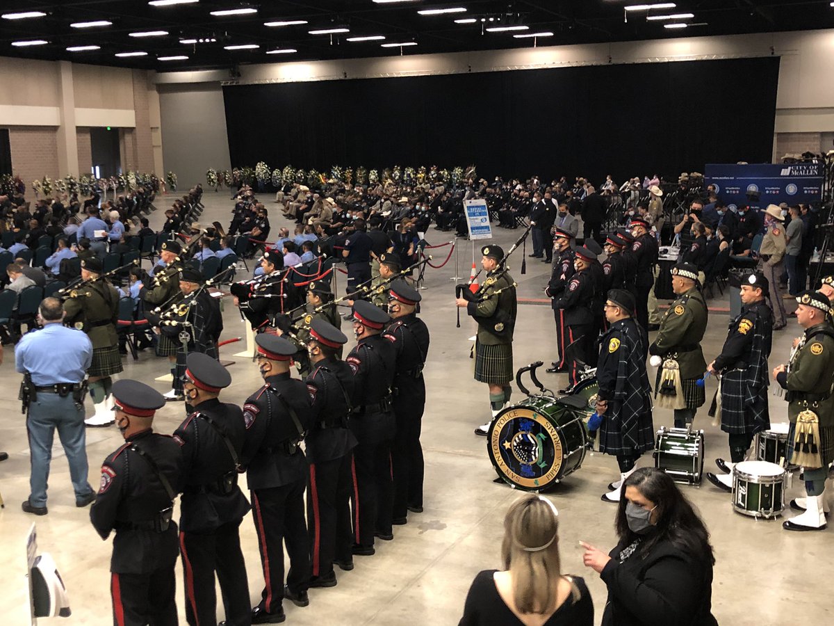 SydneyHdzTV's tweet photo. Today, two McAllen Police Officers were laid to rest. Our hearts are heavy throughout the RGV, but we will always remember Officer Garza and Officer Chavez. The community and law enforcement came to remember their brothers in blue. #McAllenStrong Photos: Gage Divin @Mr12G https://t.co/kZLSaqylg1