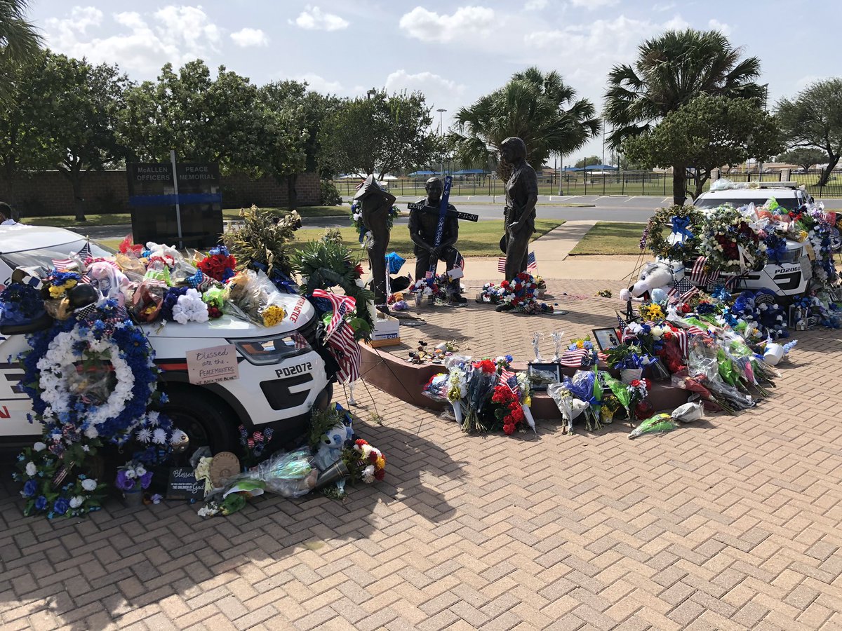 SydneyHdzTV's tweet photo. Today, two McAllen Police Officers were laid to rest. Our hearts are heavy throughout the RGV, but we will always remember Officer Garza and Officer Chavez. The community and law enforcement came to remember their brothers in blue. #McAllenStrong Photos: Gage Divin @Mr12G https://t.co/kZLSaqylg1