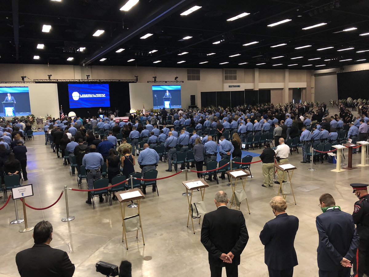 SydneyHdzTV's tweet photo. Today, two McAllen Police Officers were laid to rest. Our hearts are heavy throughout the RGV, but we will always remember Officer Garza and Officer Chavez. The community and law enforcement came to remember their brothers in blue. #McAllenStrong Photos: Gage Divin @Mr12G https://t.co/kZLSaqylg1