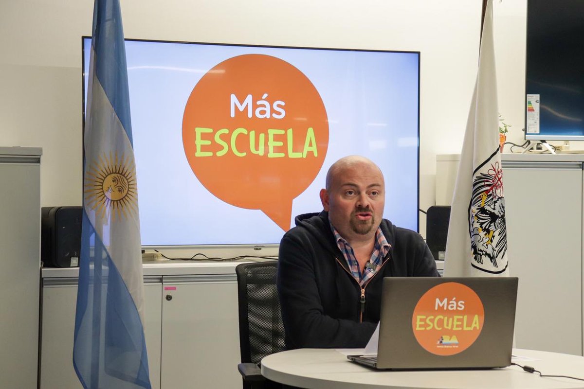 fabian_capponi's tweet photo. Hoy vivimos un nuevo «Encuentro con Docentes» 💻 esta vez junto a Gabriel Brener, en una charla imperdible que va a estar disponible en los próximos días en IGTV.
#EncuentroConDocentes
#MásEscuela https://t.co/ttABOh502B