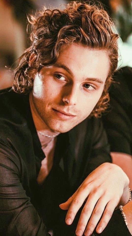 WildflowerStans's tweet photo. Happy 24th Birthday to my main lane @Luke5SOS 💜 I hope that you have the best day ever! You’re a golden man with a golden heart ✨ I love you so much! 🥰 ~ @LulasWildflower 🐧 https://t.co/RJEkCYDtKB
