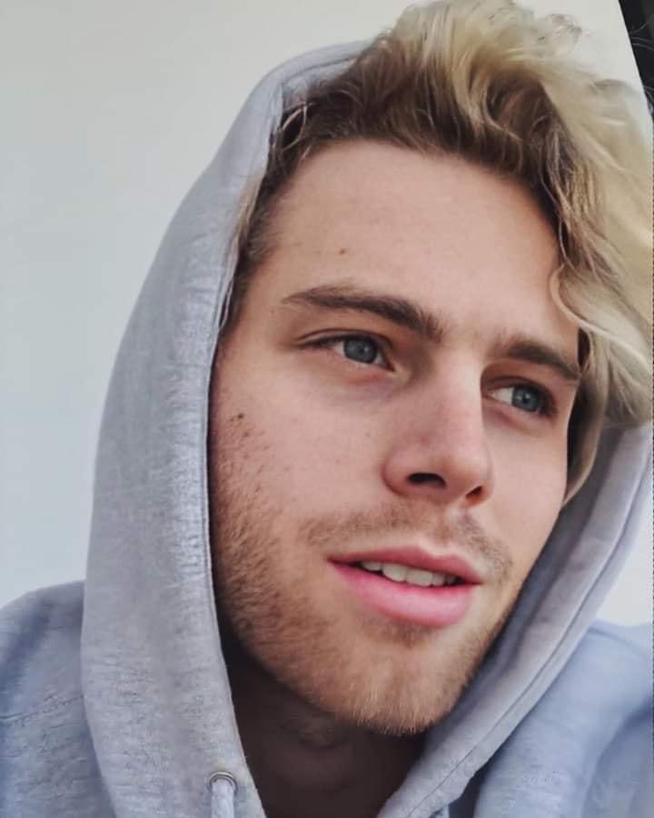 WildflowerStans's tweet photo. Happy 24th Birthday to my main lane @Luke5SOS 💜 I hope that you have the best day ever! You’re a golden man with a golden heart ✨ I love you so much! 🥰 ~ @LulasWildflower 🐧 https://t.co/RJEkCYDtKB