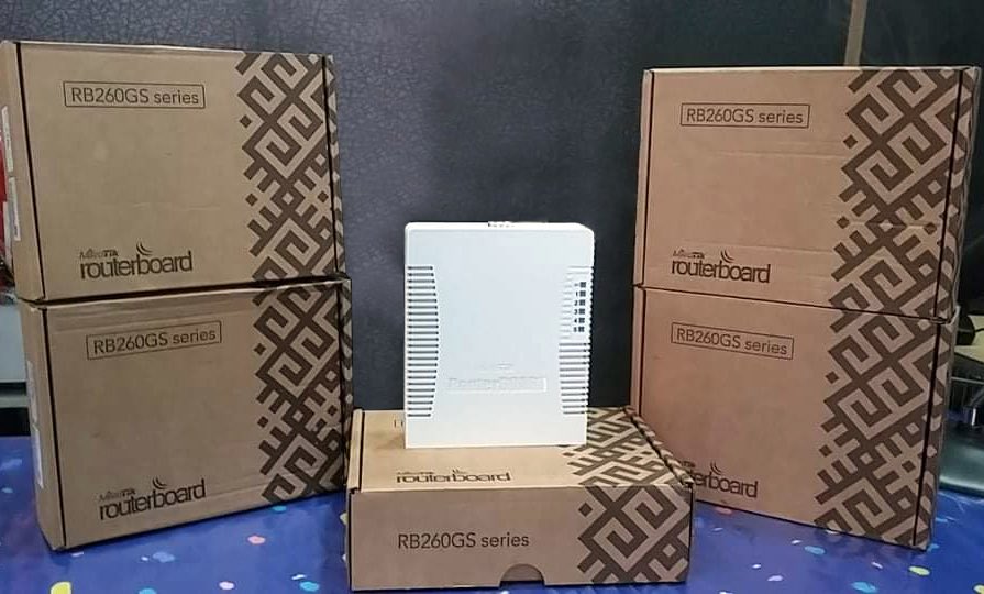wltiofficial's tweet photo. Manage and maximize the robust performance and intelligent switching of your growing networks with #Mikrotik RB260GS. A small SOHO switch that has five Gigabit Ethernet ports and one SFP cage that makes the expansion and building of your networks achievable.#WirelessLink https://t.co/gU7oJylLRu