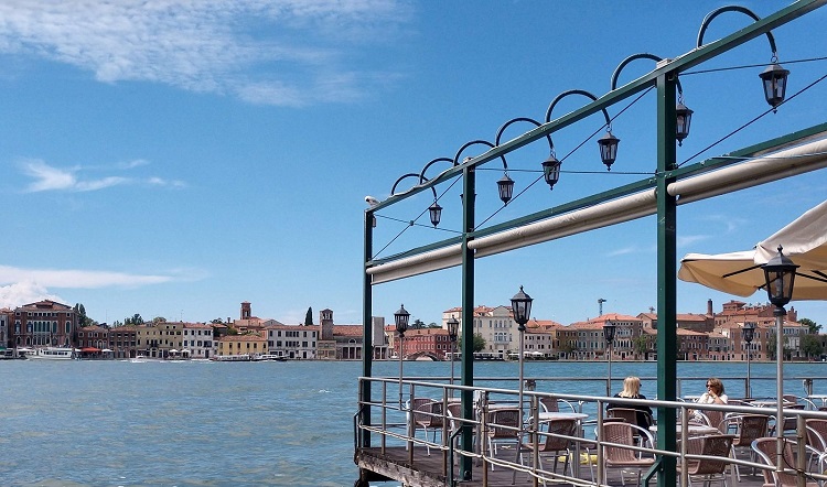 Una #passeggiata di luglio a #Venezia: mio #articolo dedicato alla #città #lagunare uscito su <a href="/IlDeutschItalia/">Il Deutsch Italia</a>: tinyurl.com/yyvhry6t <a href="/veneziaunica/">Venezia Unica</a> <a href="/DiscoverVenezia/">Discover Venezia</a> <a href="/TurismoVeneto/">Visit Veneto</a>