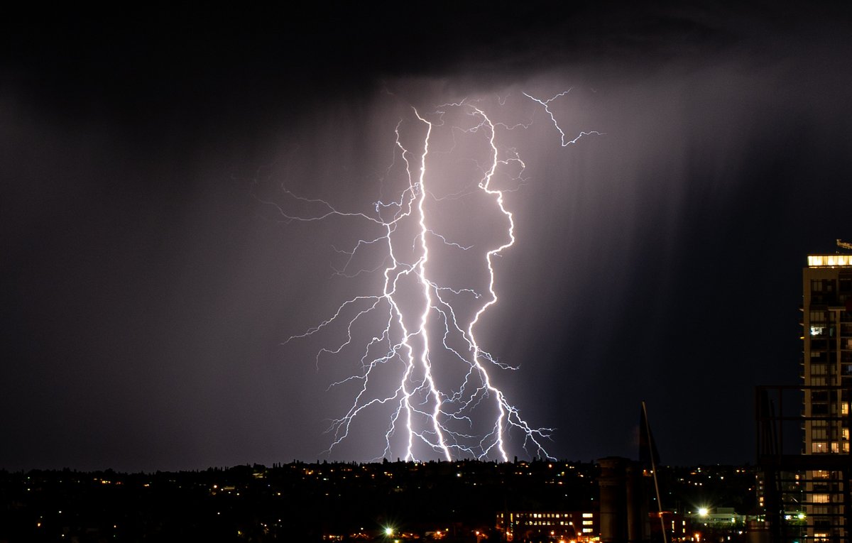BadWeatherKyle's tweet photo. Pretty great lightning show across Calgary this evening!

Saw a couple of upward strikes off the antennas on broadcast hill! #yyc #abstorm @weathernetwork https://t.co/vKBhjsBk5H