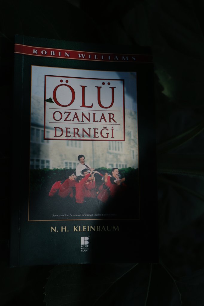studentist_'s tweet photo. Bir zafer düşlüyoruz,
Aslında hiç istemediğimiz.
Yeni bir gün düşlüyoruz,
O yeni gün zaten gelmişken.
Bir kurtarıcı diliyoruz,
Kurtuluş ellerimizdeyken.
Gelecek için umutlanıyoruz,
Gelecek yalnızca planlardan ibaretken
#kleinbaum
#kitapowerrr https://t.co/OWtgt7p32w