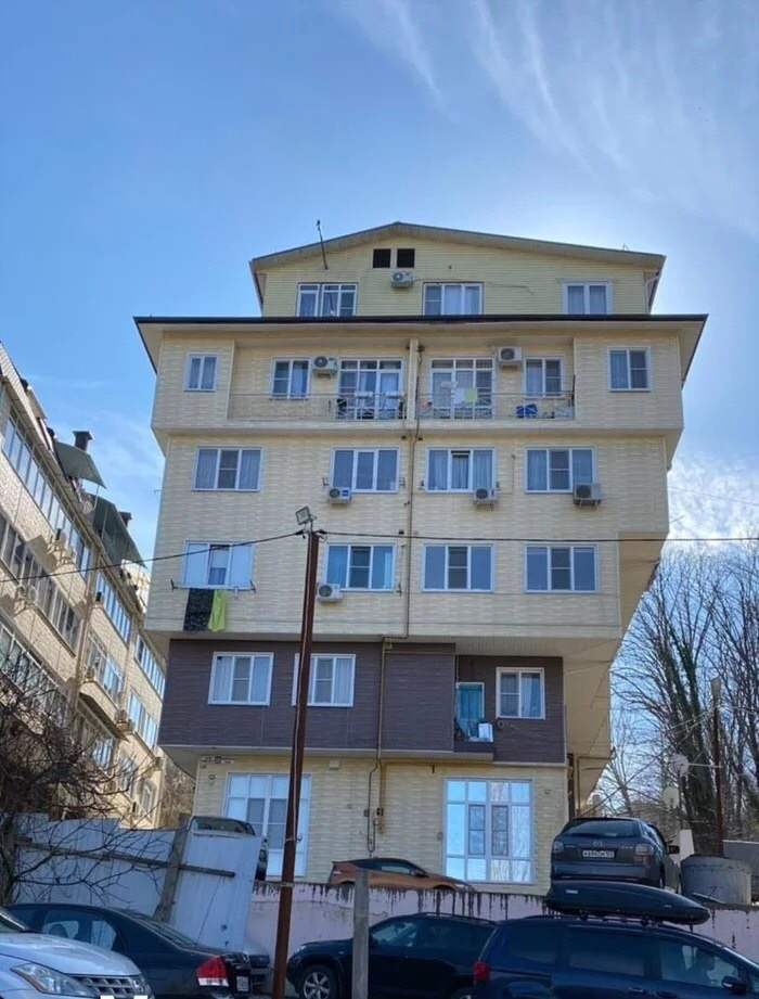 Жалкая голландская пародия и неповторимый сочинский оригинал.