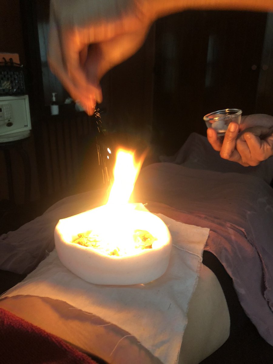 ไปนวดมารอบสอง!! คราวนี้จุดไฟเผาพุง!! 55555555 เป็นคอสนวดชื่อว่า Autora of Ayothaya เป็นศาสตร์การเผายาสมุนไพรเพื่อประคบร้อนลดปัญหาช่องท้อง + พอกสมุรไพรน้ำผึ้ง ผงทานาคา (หอมน่ากินยังไงไม่รู้) เหมือนย้อนยุคกลับไปเป็นเจ้าหญิงสมัยรัตนโกสินอ่ะ ฟีลกู้ดมากกก 🌹