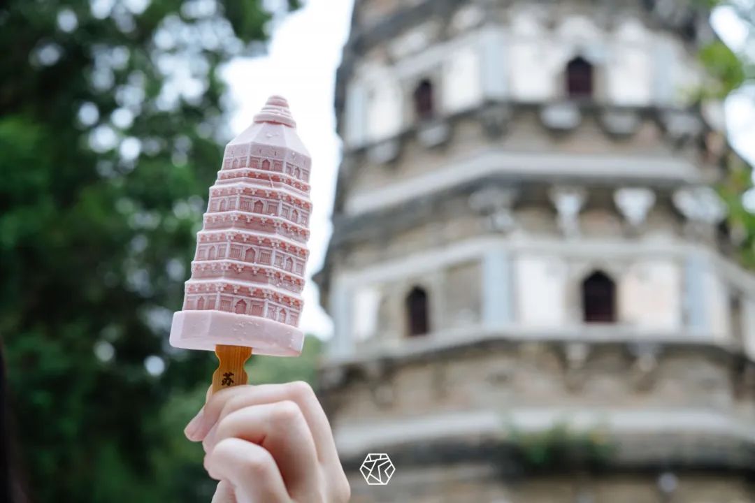 VisitJiangsu's tweet photo. A series of #classicalgarden themed #icecream are appeared and only available in Suzhou Gardens. Check this strawberry ice cream in the shape of Tiger Hill Tower, does it look more like a delicate work of art!😍😍😍 https://t.co/pq1P9UdODo