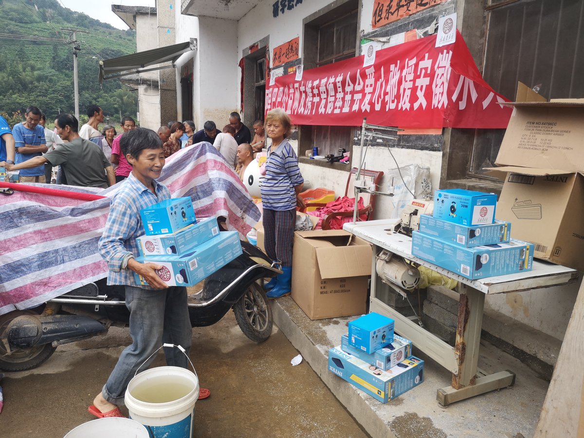 AmityHK's tweet photo. The Latest pictures of Amity's emergency relief response for people affected by the devastating floods in China. Amity staff is continuously providing essential supplies to communities in need. #flooding #ChinaFlooding #DisasterRelief #ChinaFloods2020 https://t.co/avsihkQYr1