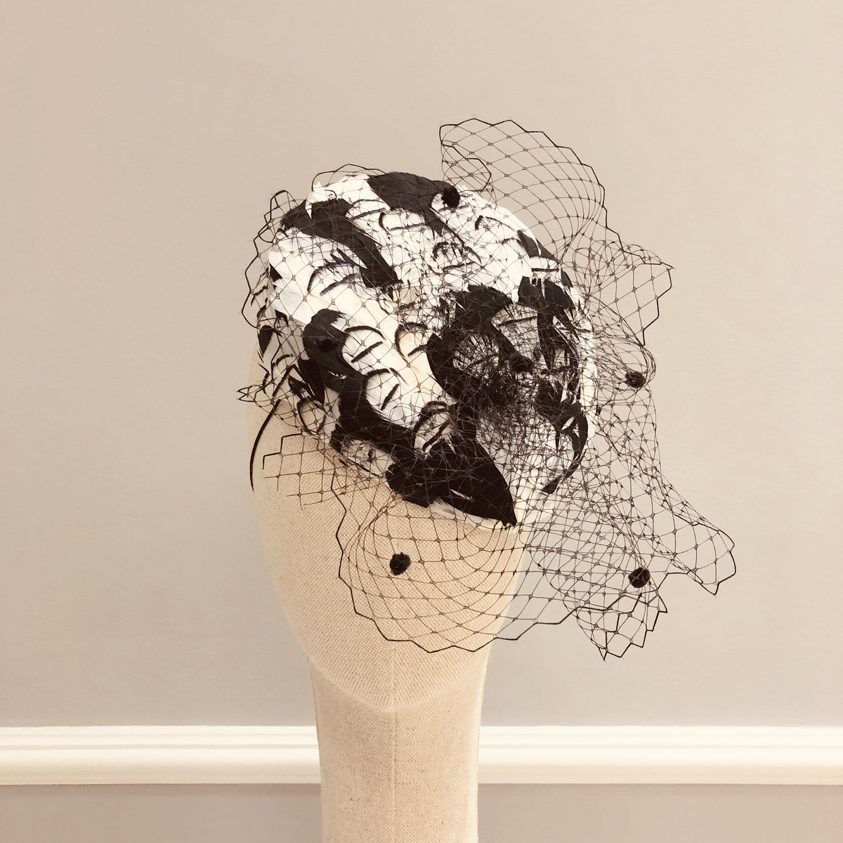 TocadosAirun's tweet photo. Tocados hechos artesanalmente y en los que ponemos todo nuestro corazón... Así es #AIRUN.

#airun #airuntocados #tocadosairun #bridal #invitadas #madrinas #comuniones #bautizos #invitadaperfecta  #boda #novia #tocadonupcial #tocados  #wedding #weddingplanner #yoyasoyAPBE https://t.co/IhQzQlUS4p