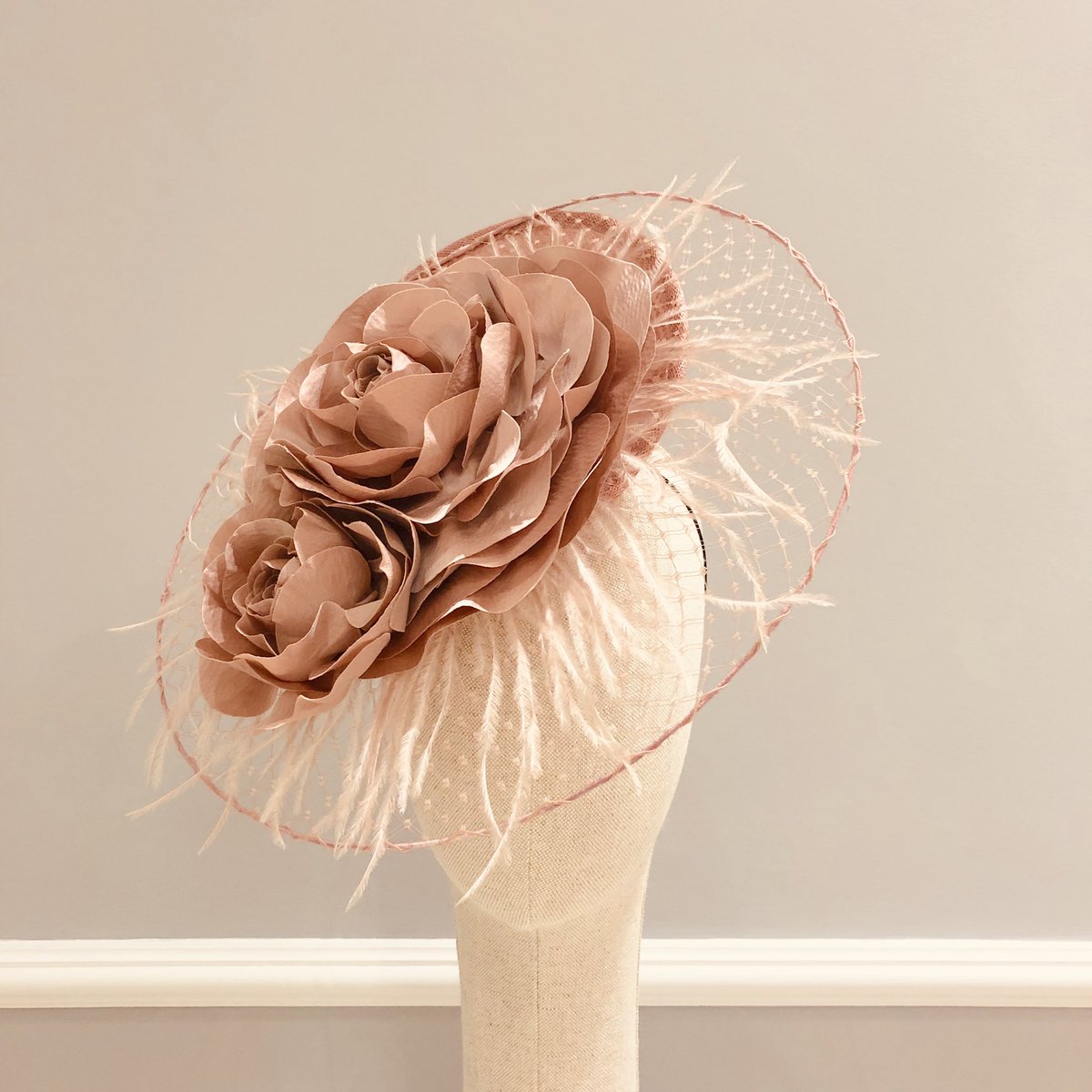 TocadosAirun's tweet photo. Tocados hechos artesanalmente y en los que ponemos todo nuestro corazón... Así es #AIRUN.

#airun #airuntocados #tocadosairun #bridal #invitadas #madrinas #comuniones #bautizos #invitadaperfecta  #boda #novia #tocadonupcial #tocados  #wedding #weddingplanner #yoyasoyAPBE https://t.co/IhQzQlUS4p