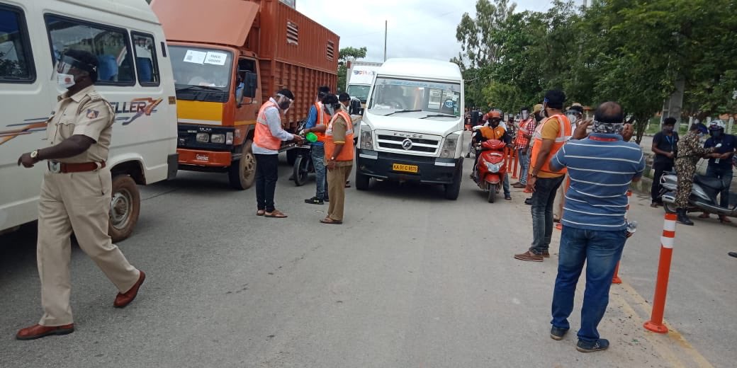 IPSHemant's tweet photo. New Dawn of Never Before Police Public Relationsip is active on the roads of Bengaluru to protect us from #COVID

Anuchet, IPS @dcpwhitefield leading the orange clad #CivilPoliceVolunteers movement personally for enforcement of #BengaluruLockdown 

@CPBlr 
What an idea SirJi! 
🙏 https://t.co/fFOVBCfiMW