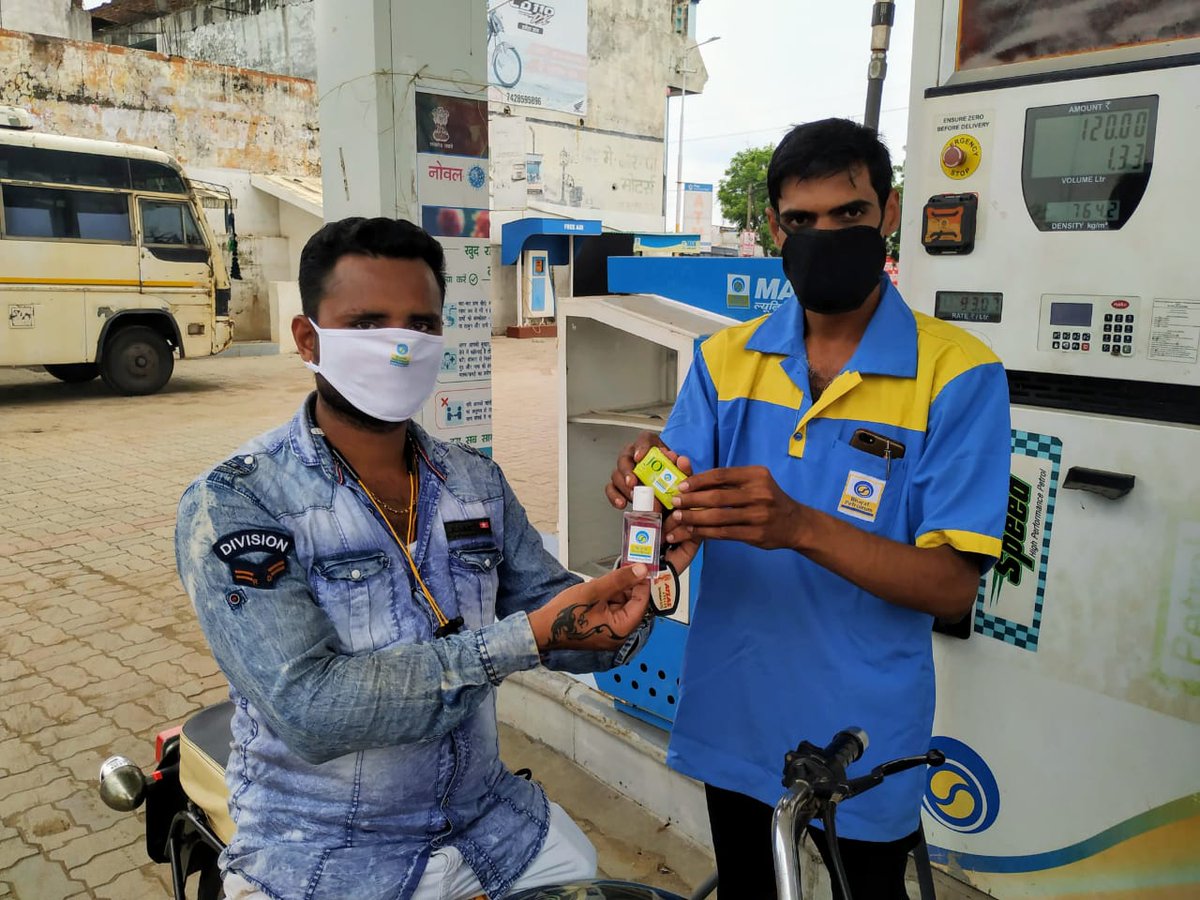 BPCRetailJBP's tweet photo. Mask and Sanitizer distribution during Swachhata Pakhwada at M/s Z.S. Vishindasani, Dist. Shahdol @BPCLimited @BPCLRetail @rakeshsinhabpc @abhishekgaurbpc https://t.co/tU29NODLnm