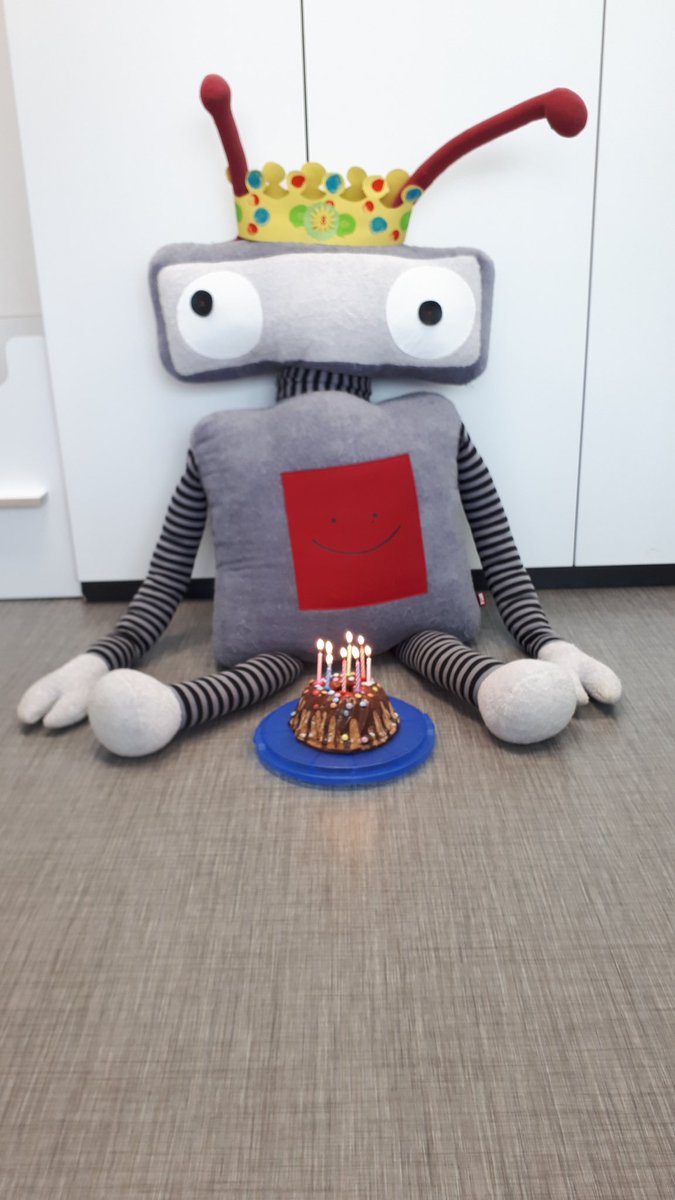 Ach, ich sag' euch was! Die letzten Tage bin ich aus dem Feiern gar nicht mehr raus gekommen. Meine Robo-Freunde sind gekommen um mit mir meinen 8. Geburtstag zu feiern! 🍰😍🤩
Da gab es jede Menge Raketenkuchen, von dem ich wiedermal nicht genug bekommen konnte.
#fillifuture